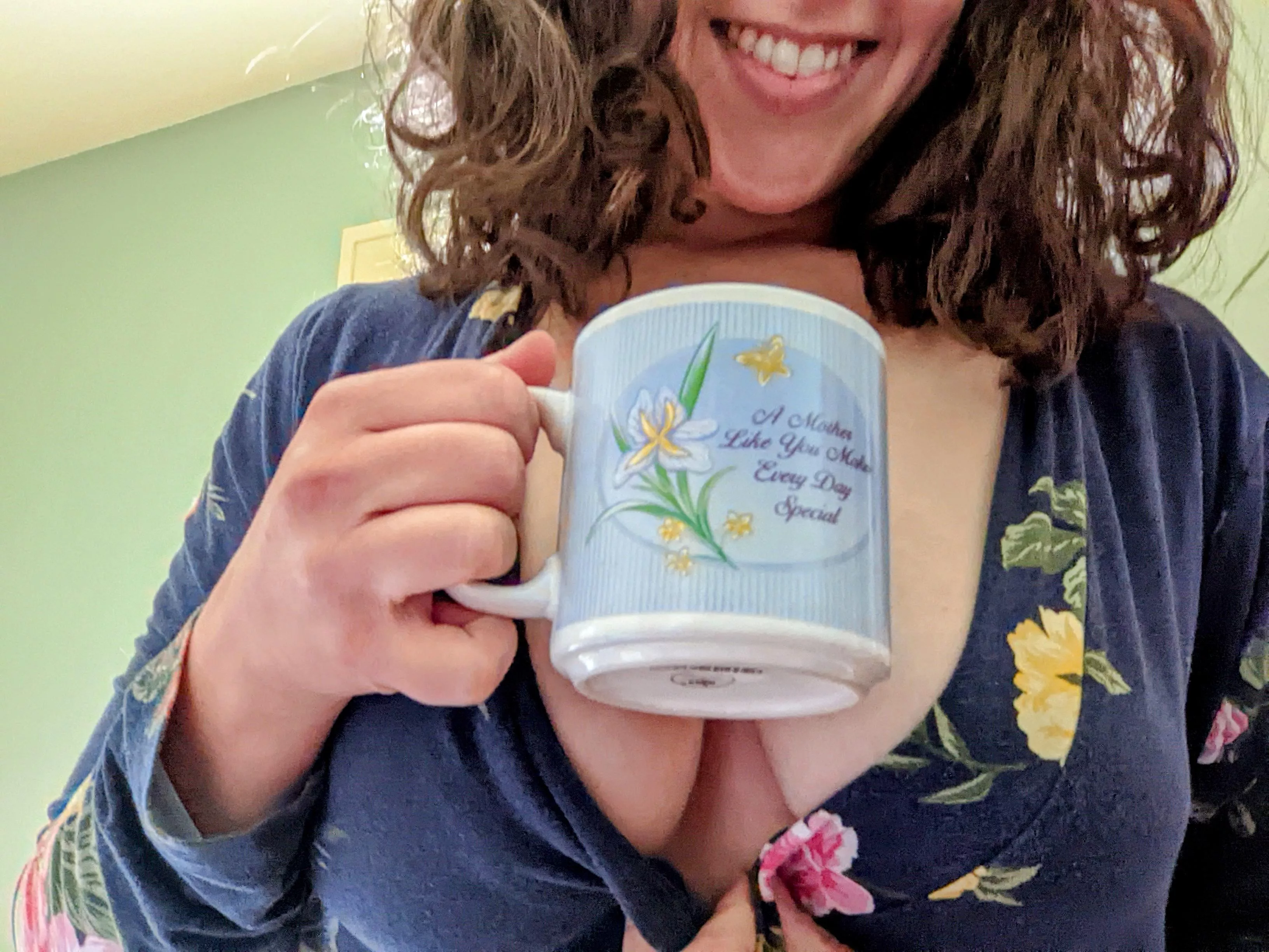 Thank you to everyone who reached out wishing me a happy Mother's Day! 🥰🥰❤️ And I'd like to echo that to all you beautiful moms out there. 😘 My mug says, 