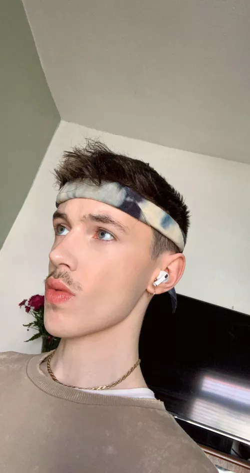 The battle between catching up on work or watching trash TV in bed 🥲😋