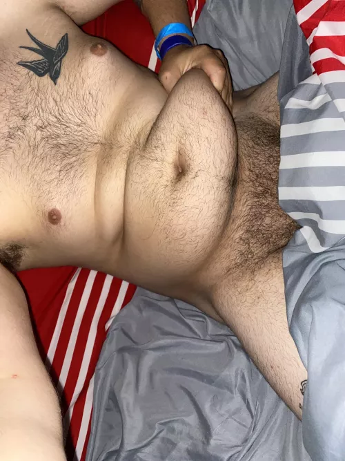 The belly is coming in nice and round 😈😈