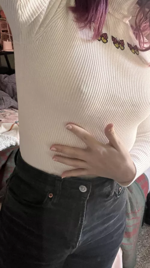 the butterflies on my top add to the braless look 🦋