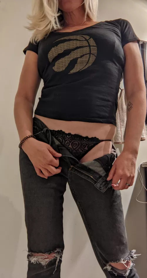 The G.R.O.A.T is back on the court in Toronto 🐐 He's on the wrong team now 💔 Come watch the game with me, put a smile on my face?