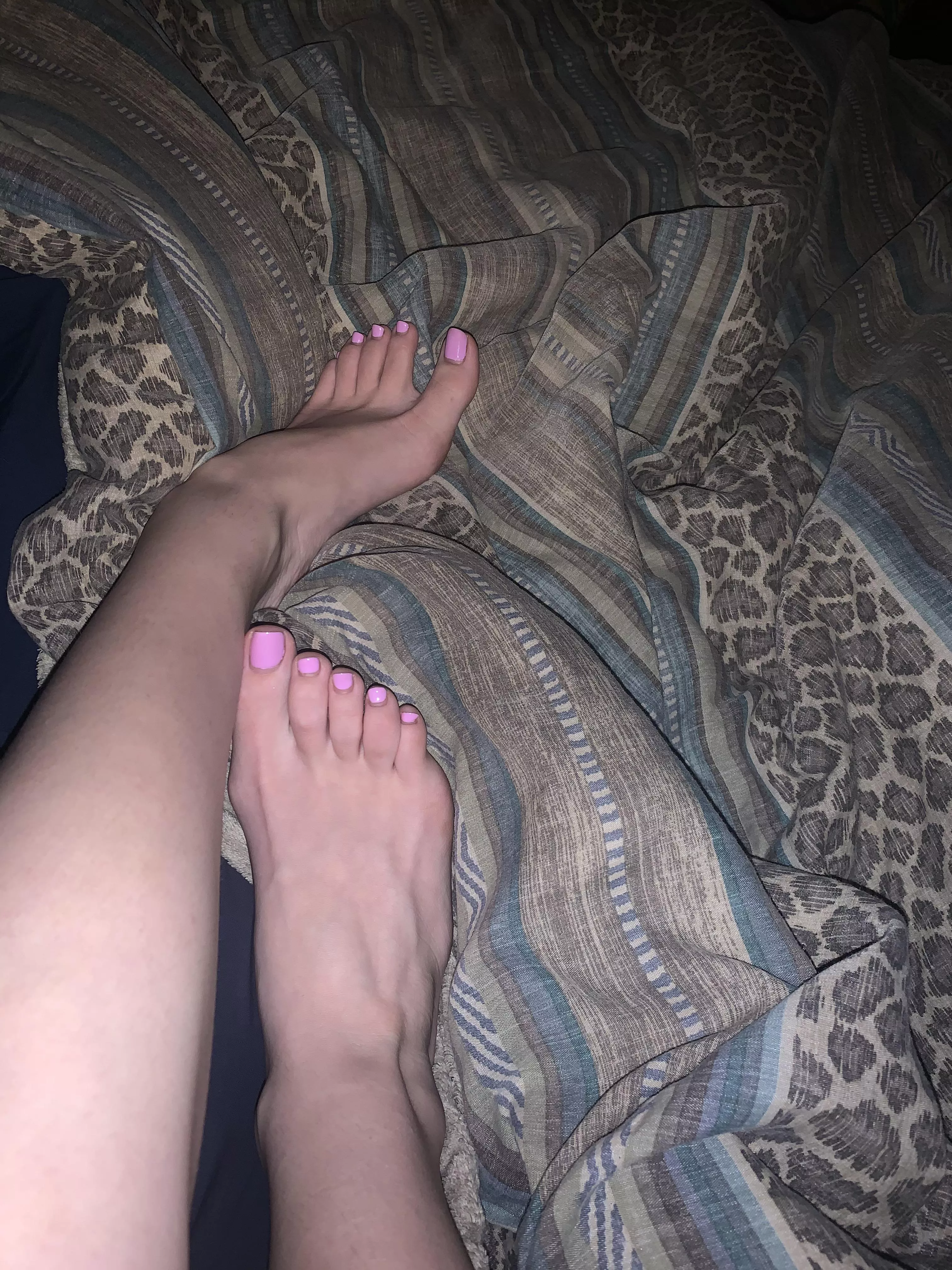 the next person to lick my feet are in for a treat 🍭