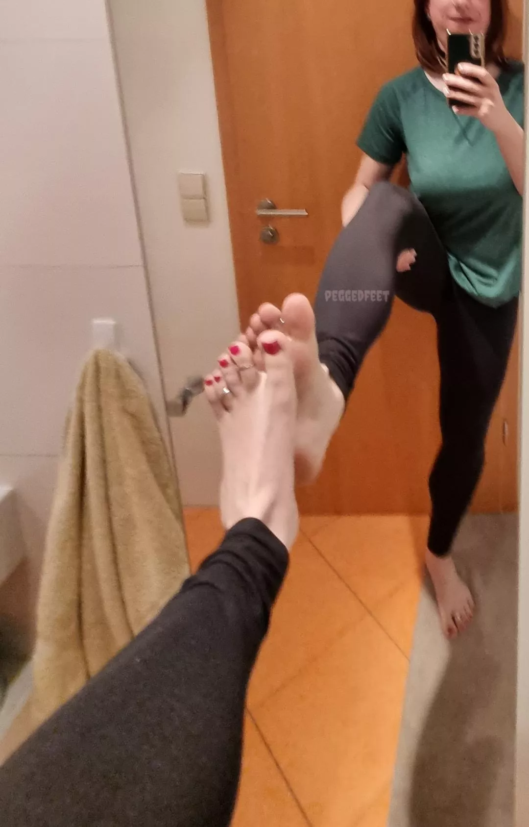 The person in the mirror is mocking me by not licking the feet 🥲