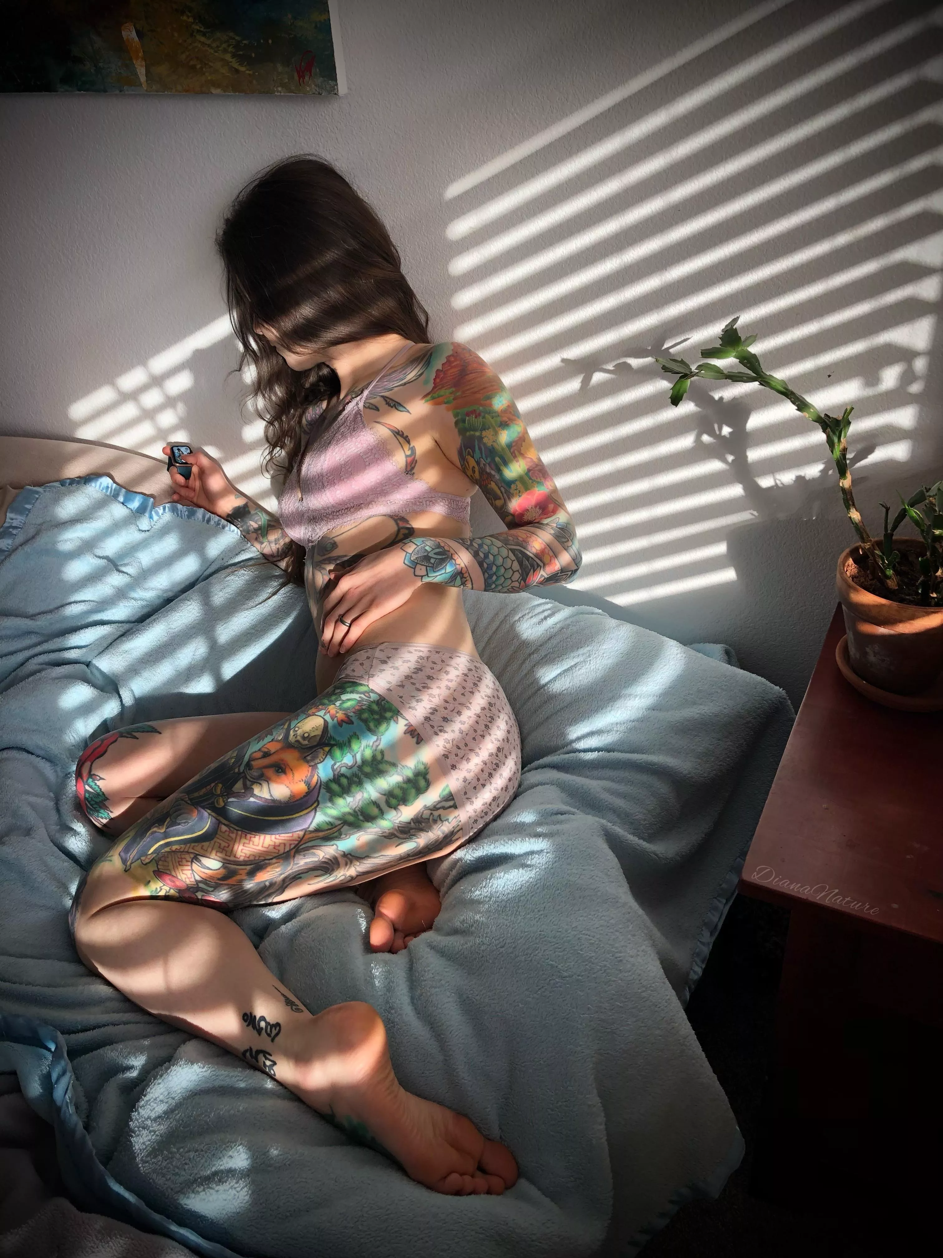 The sun was so lovely yesterday! I couldn’t help but lounge in bed while basking in it’s warm glory! [F]