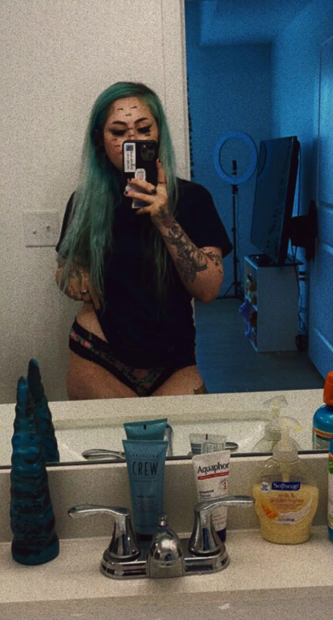 The tentacle caught your eyes, huh? B/g, g/g, threesome and solo content available! Free onlyfans link below 🌿🖤 NEW GIRL ON GIRL CONTENT 🖤🌿