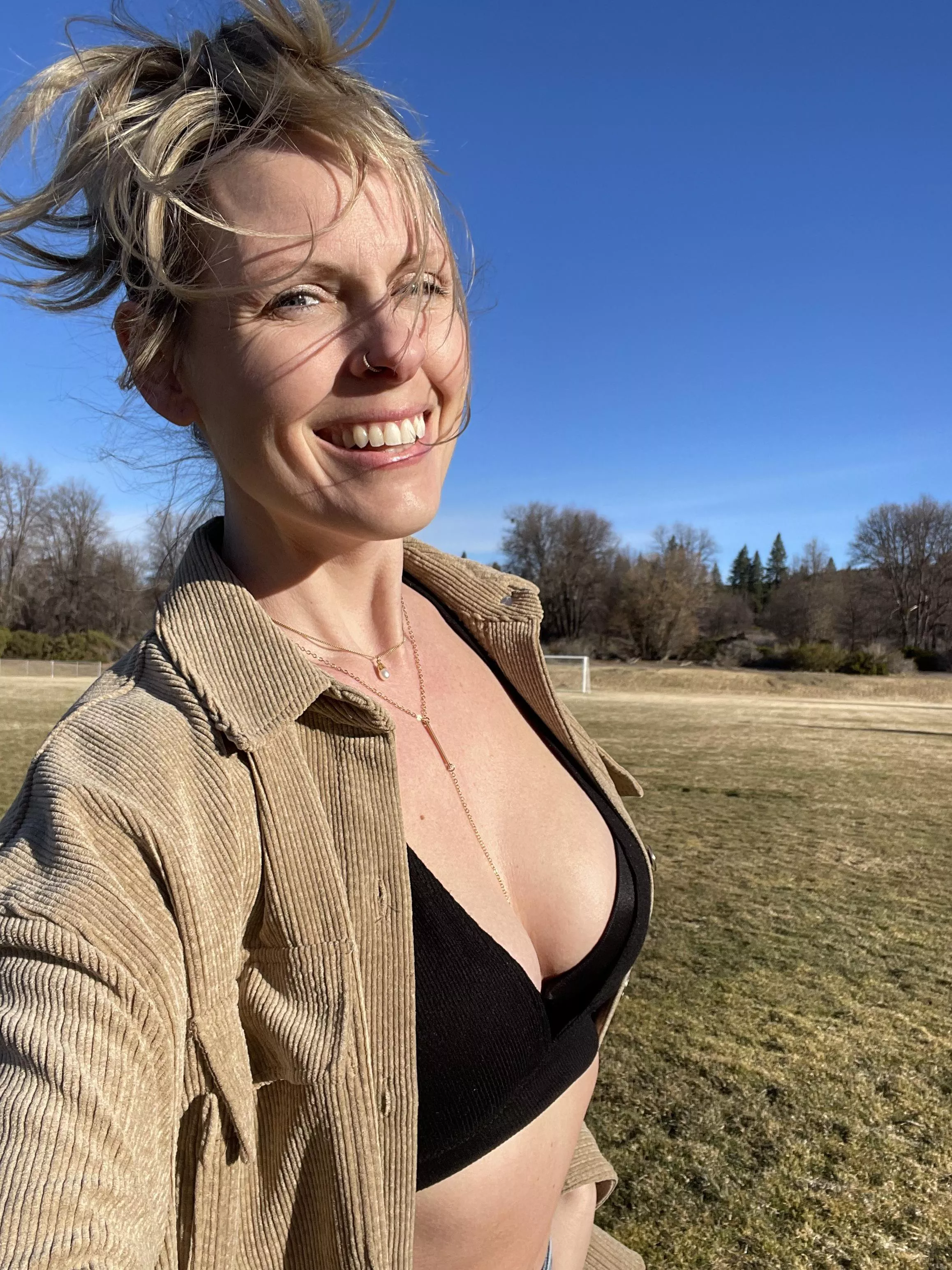 The winter doesn’t stop this hot mom from wearing crop tops.