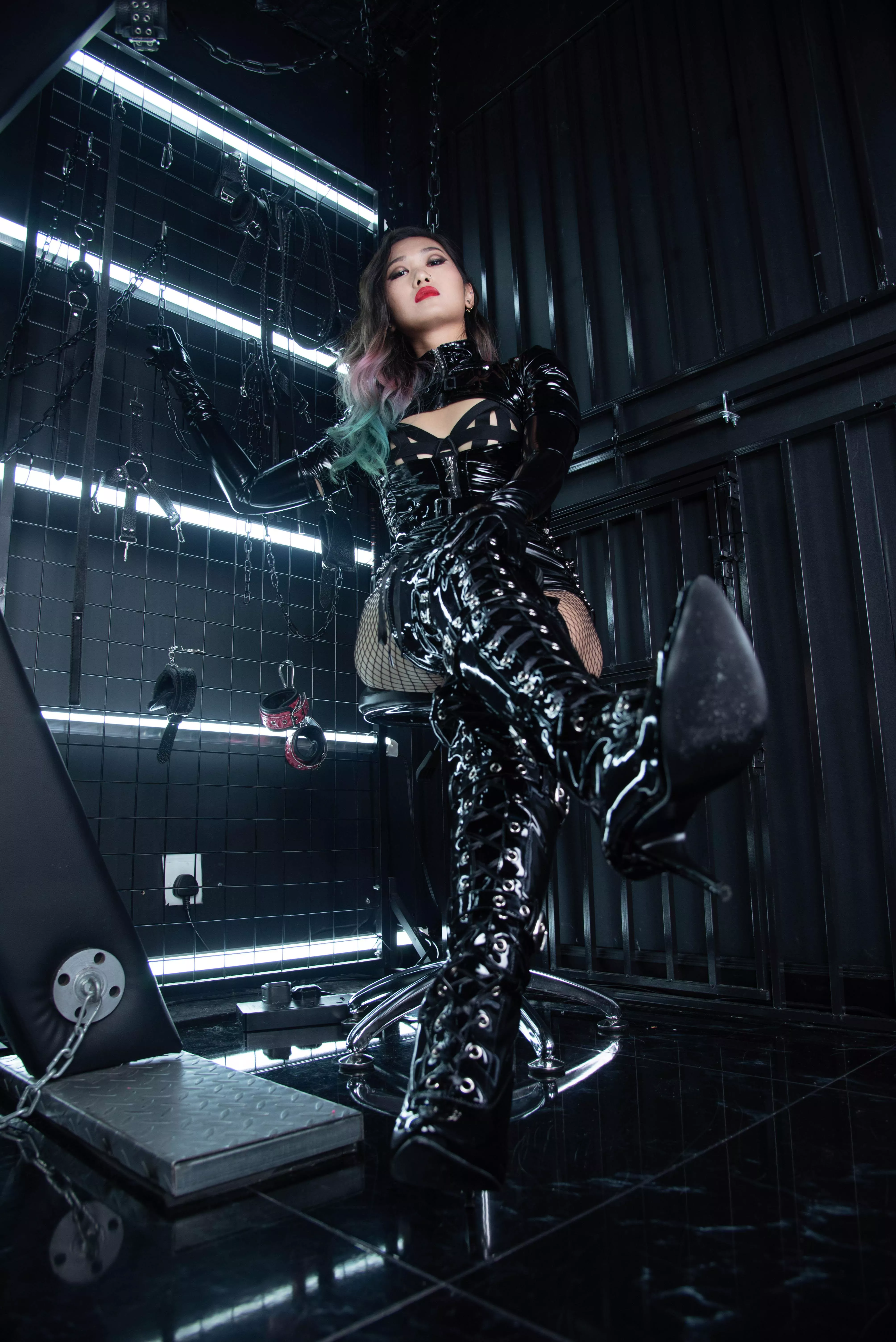 There are two type of human in the world: the Alpha women and the Beta men.