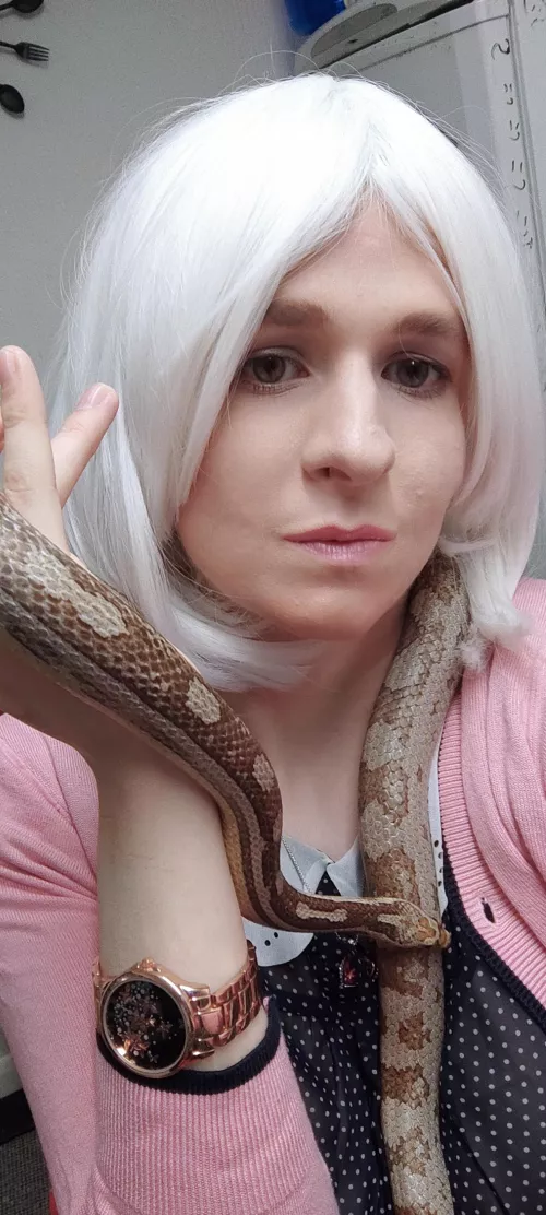 There only one cute girl I see in this picture 🐍🐍❤️