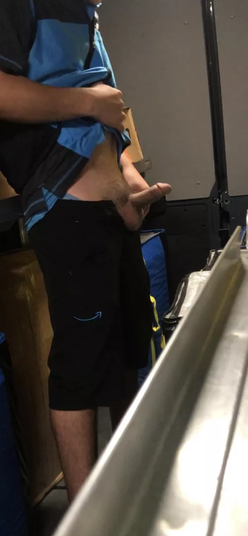 There’s a serious lack of porn from delivery guys online :((