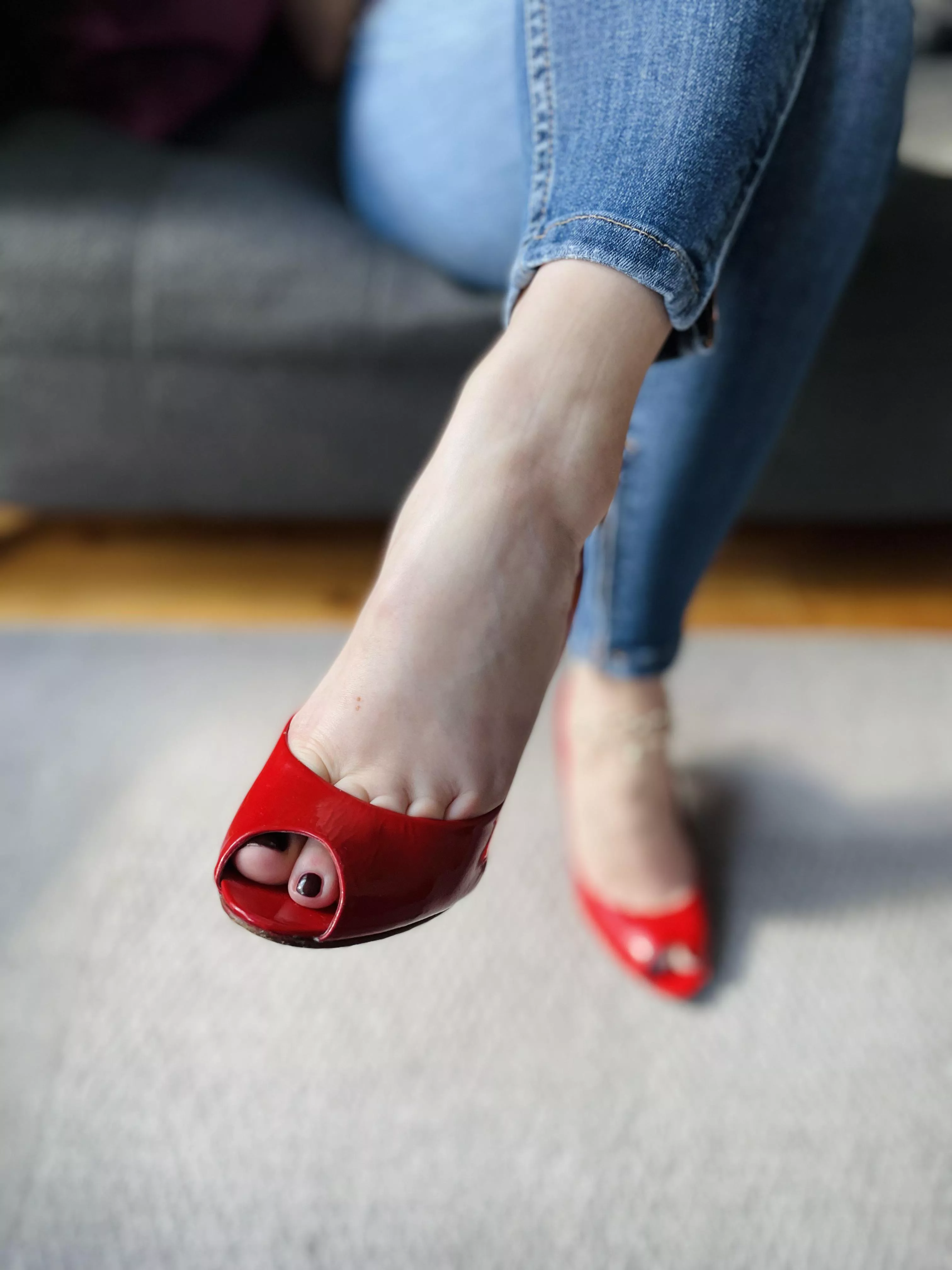 These red pumps really accentuate my toe cleavage 💋