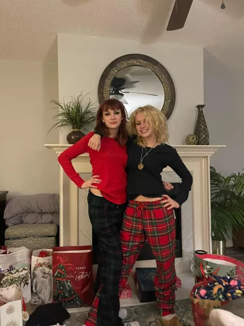 They’re both willing sluts, who are you taking home to fill?