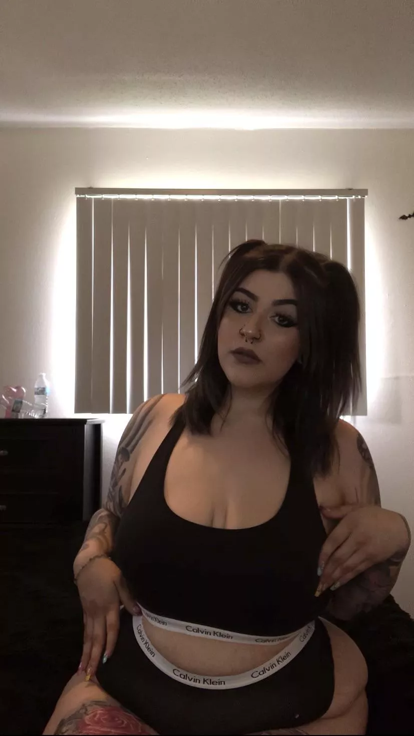 thick goth girl