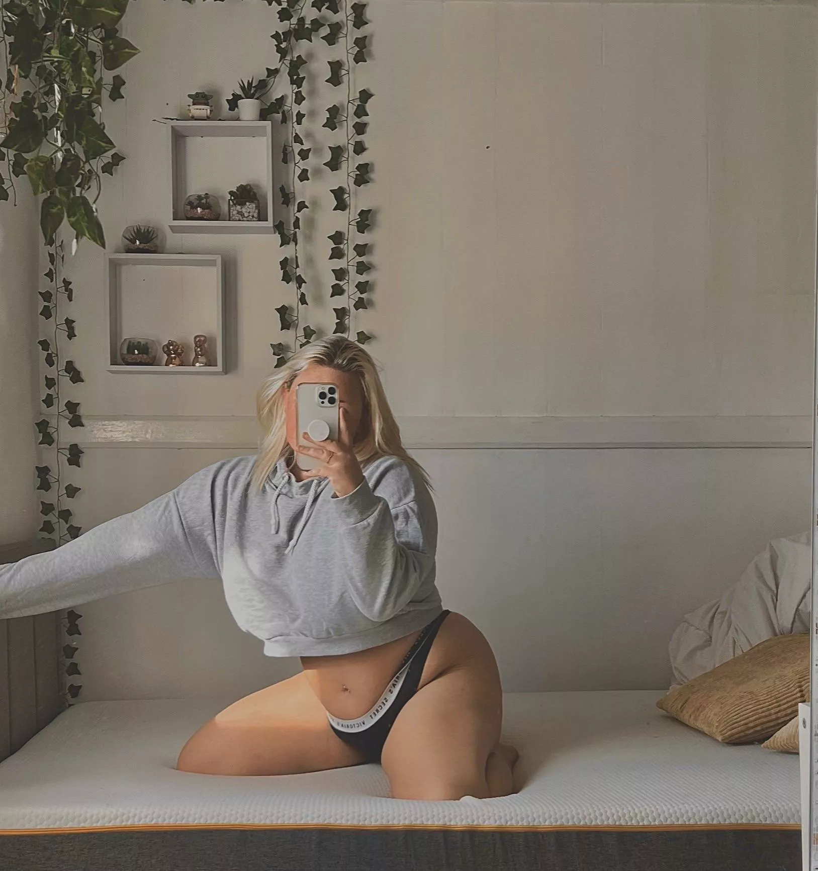 Thick thighs fat ass 🥴