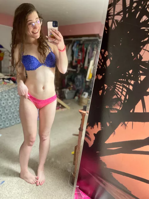 This front hook Victoria’s Secret bra is just *chef’s kiss*