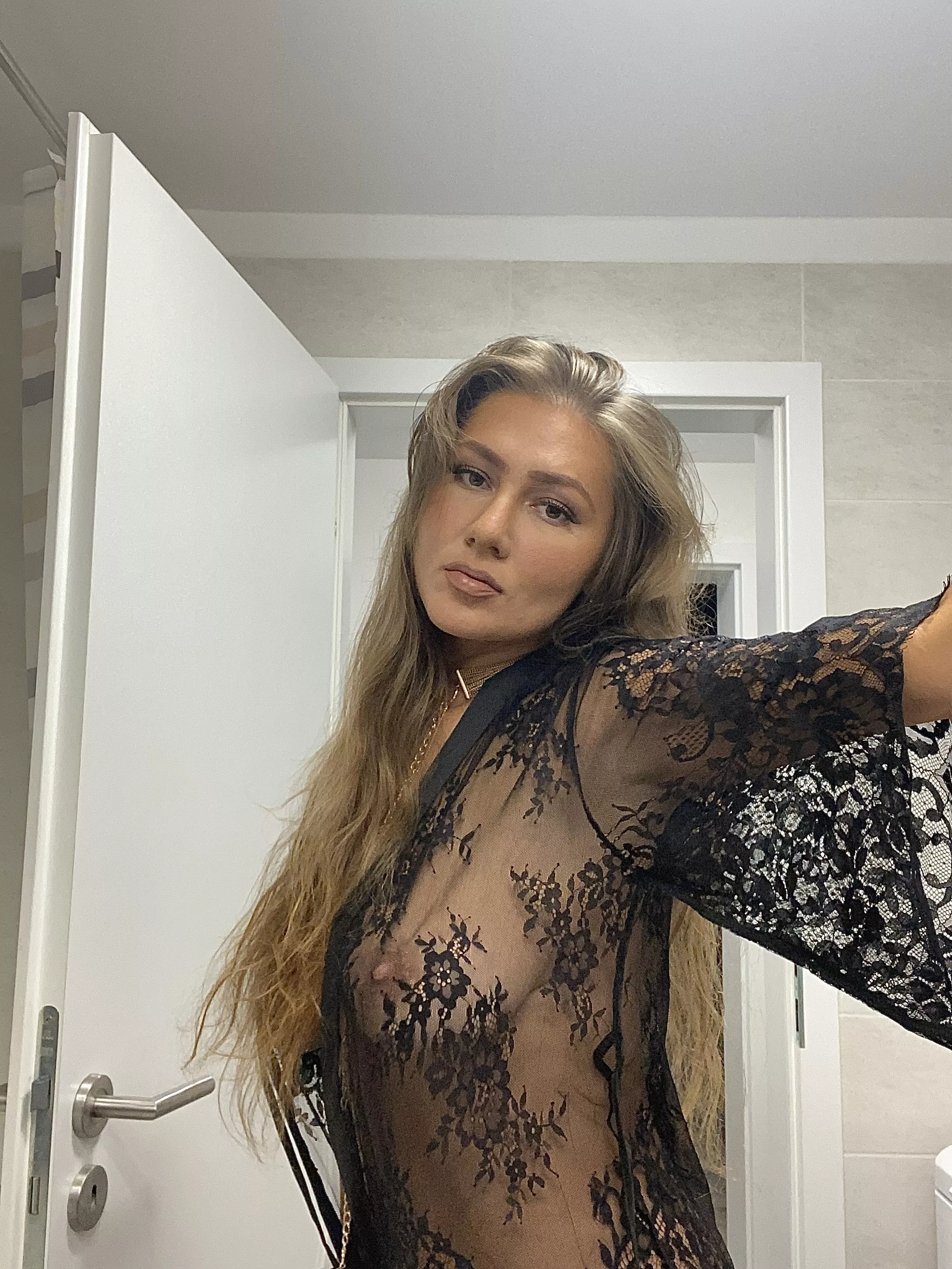 This is how I’d wait for you to come home🥰💋