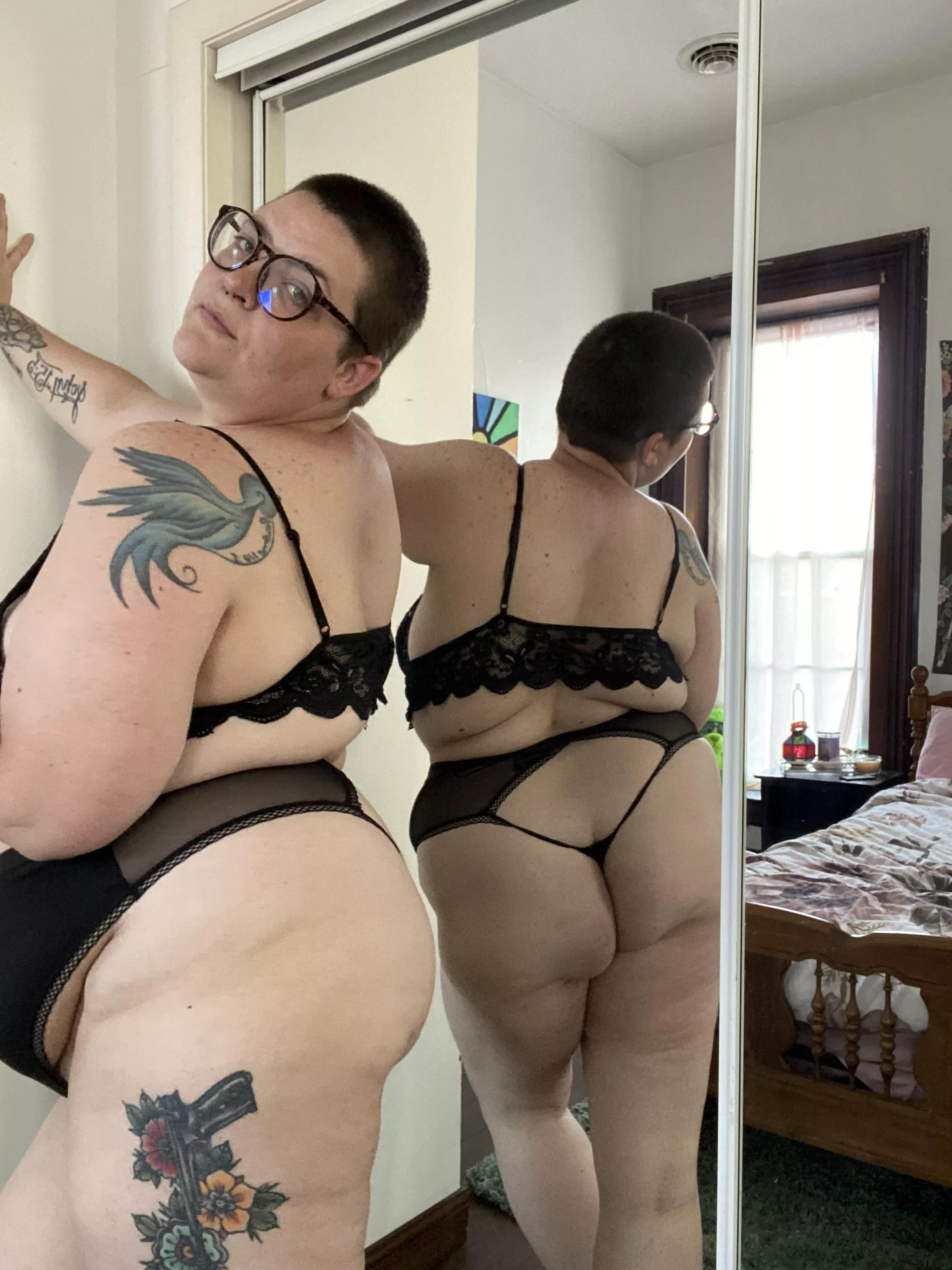 This is the first thing you see when you get home from work 👁👅👁