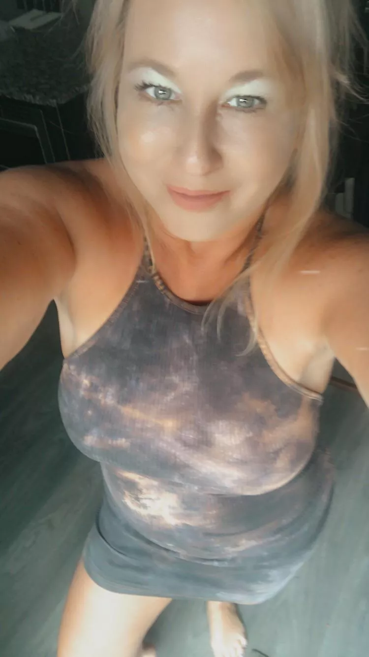 This is what I wear around the house while my husband is working from home 💋(f)