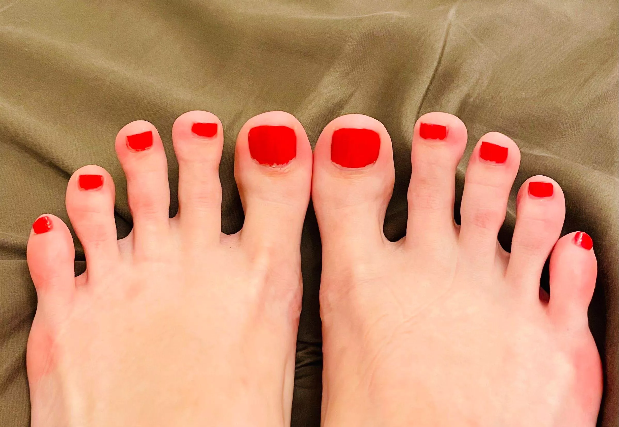 This little piggy went to market, this little piggy stayed home, and this little piggy went in your mouth for a good toe sucking 💜🦶💜