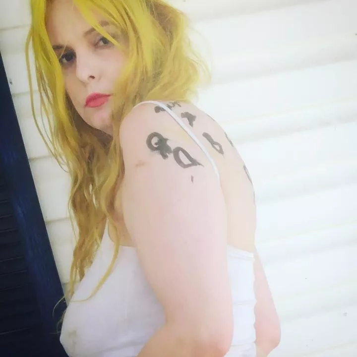 This queen 👑 needs a new humanatm...any takers losers??