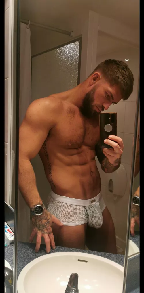 Throwback to when I had brown hair... and a naughty bulge 😜