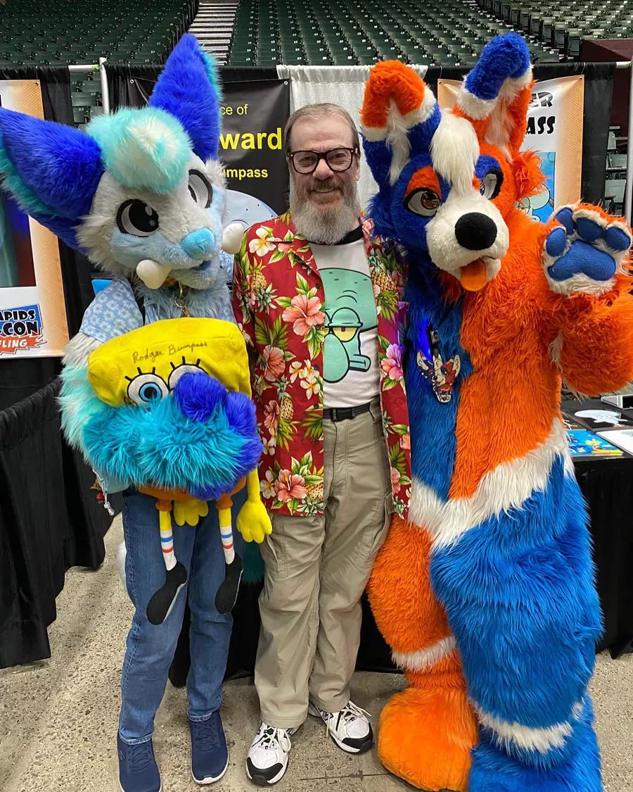 TidedPod and Glaycier Met Roger Bumpass! The voice actor of squidward at GRCC2022! 🥰💙🧡