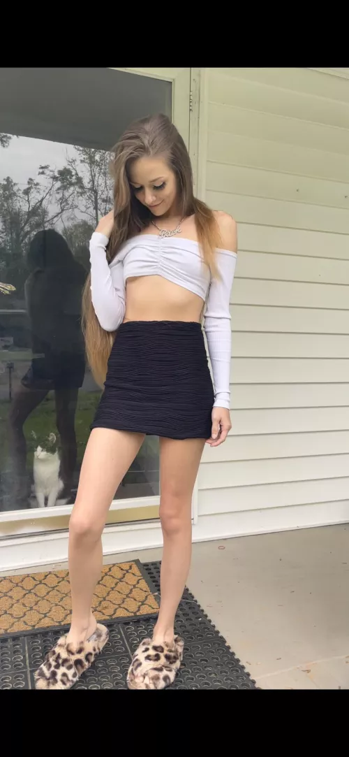 Tight skirt! 😬😊💋