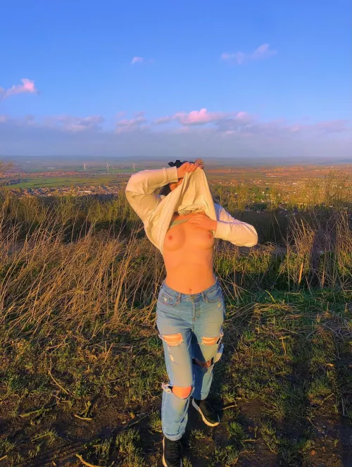 Titties out in the nature reserve 🤫