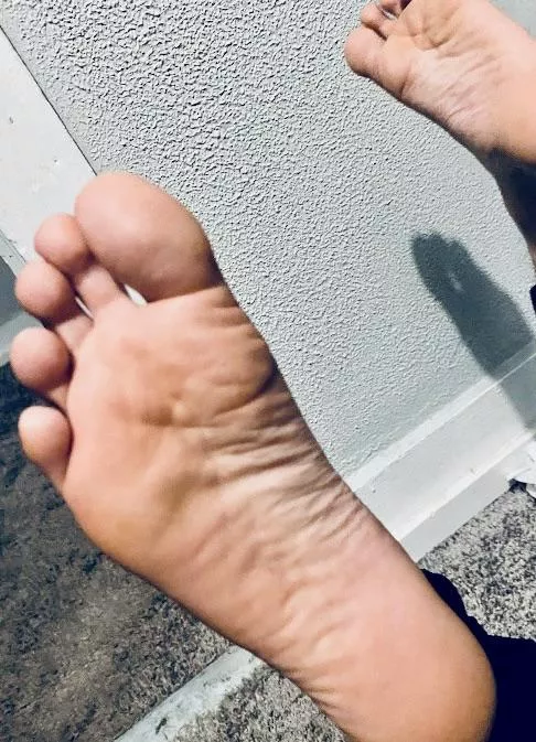 Toes or soles?😈