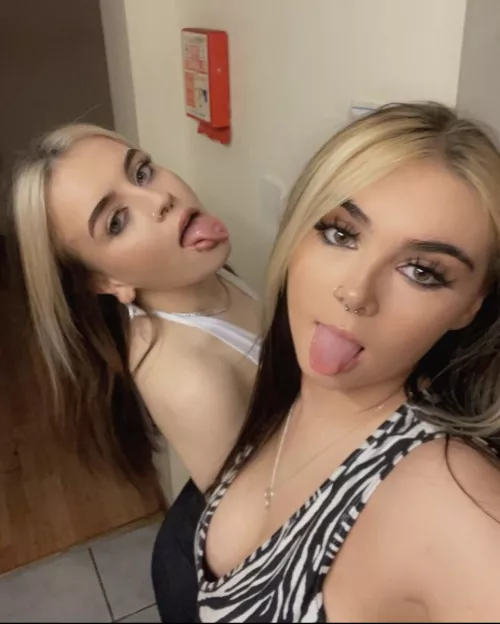 Tongues out, 1 or 2