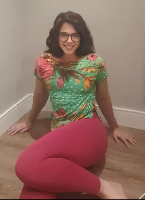 Tonight I wanna stay at home, do you wanna come and have some wine with me? Maybe watch Netflix? P.S.: I am in love with that yoga pant π₯°π₯°π₯°π₯°π₯°