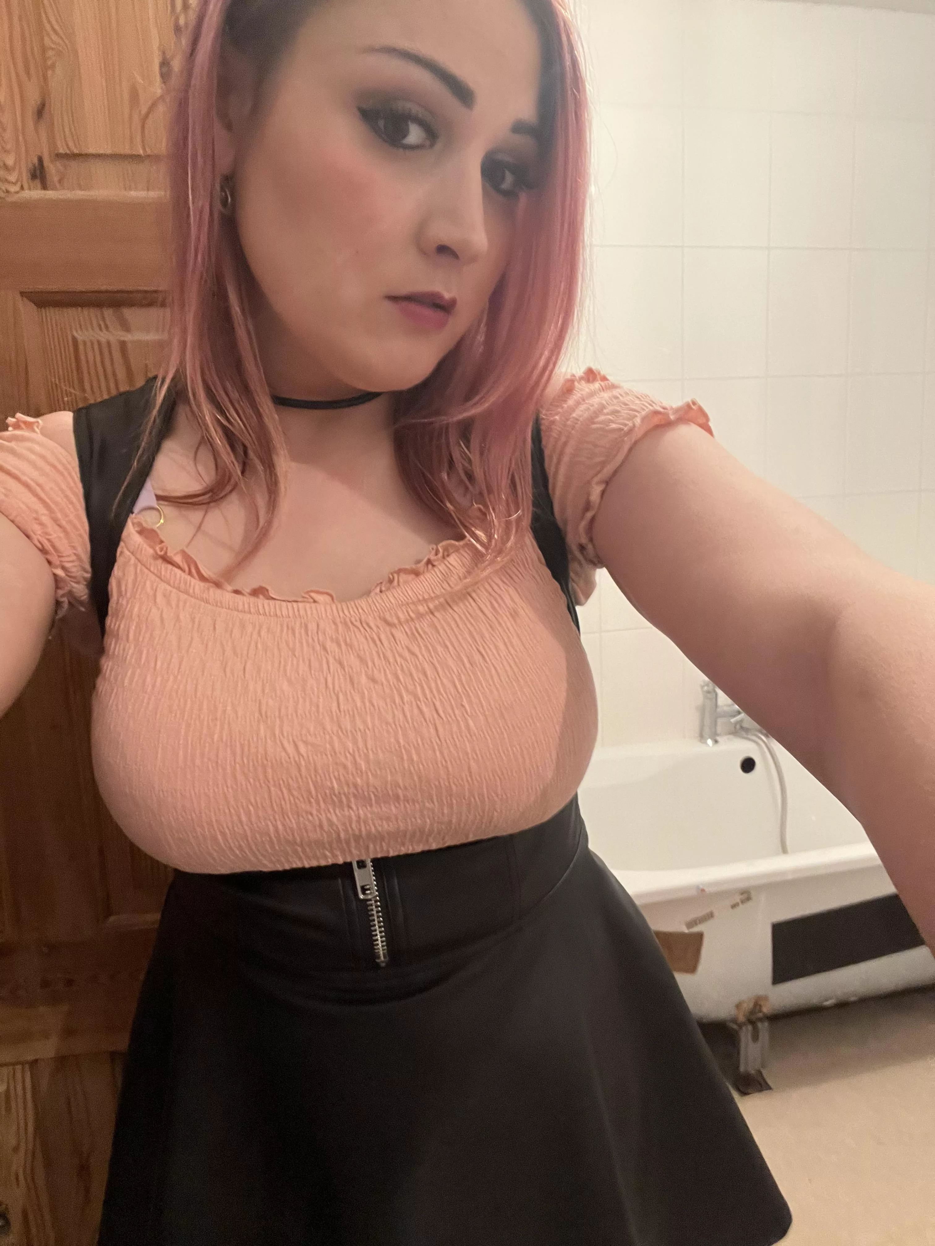 Tonight’s outfit for going to the pub with friends. Added a leather jacket to complete the look