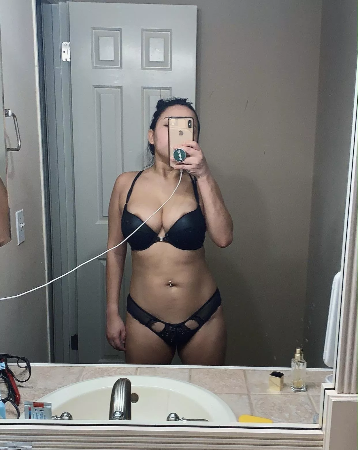 Trading the wifey, must show face nudes. Send face sample to Kik ColdTurkey25. Good luck!