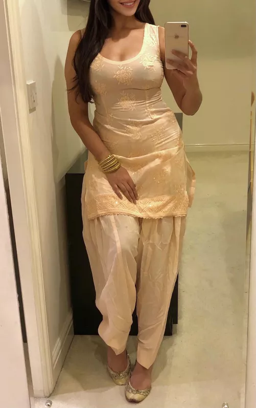 Traditional outfits always look better with no underwear on...🤭🧡 British Punjabi Indian