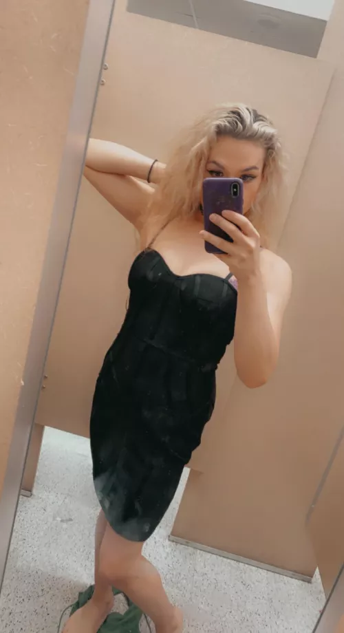 Trying on dresses 💕🤍