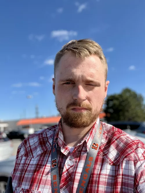 Trying to enjoy my break at work but the sun is my eyes. 😒