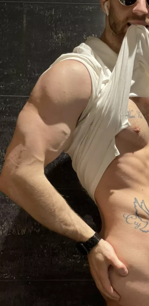 Trying to focus on the forearms 🤭