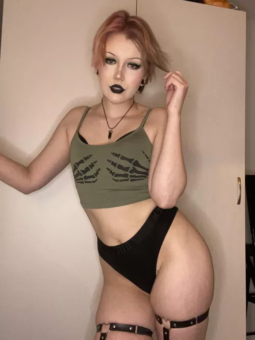 Trying to look girly with my short hair 🖤