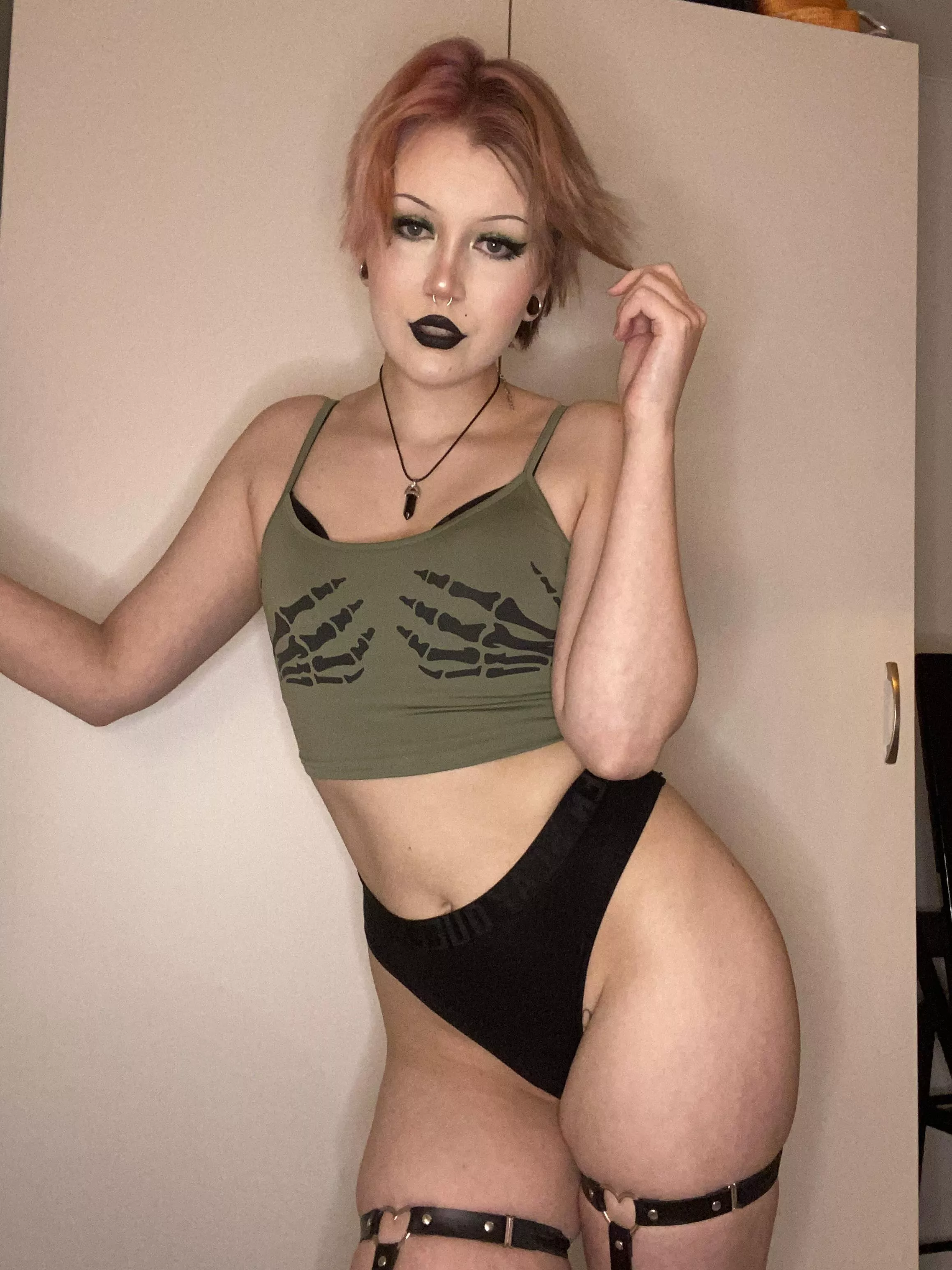 Trying to look girly with my short hair 🖤