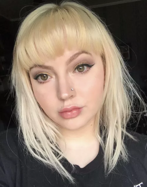 Trying to master the dumb babydoll bimbo stare 🥺 do I look ditzy enough? 🎀