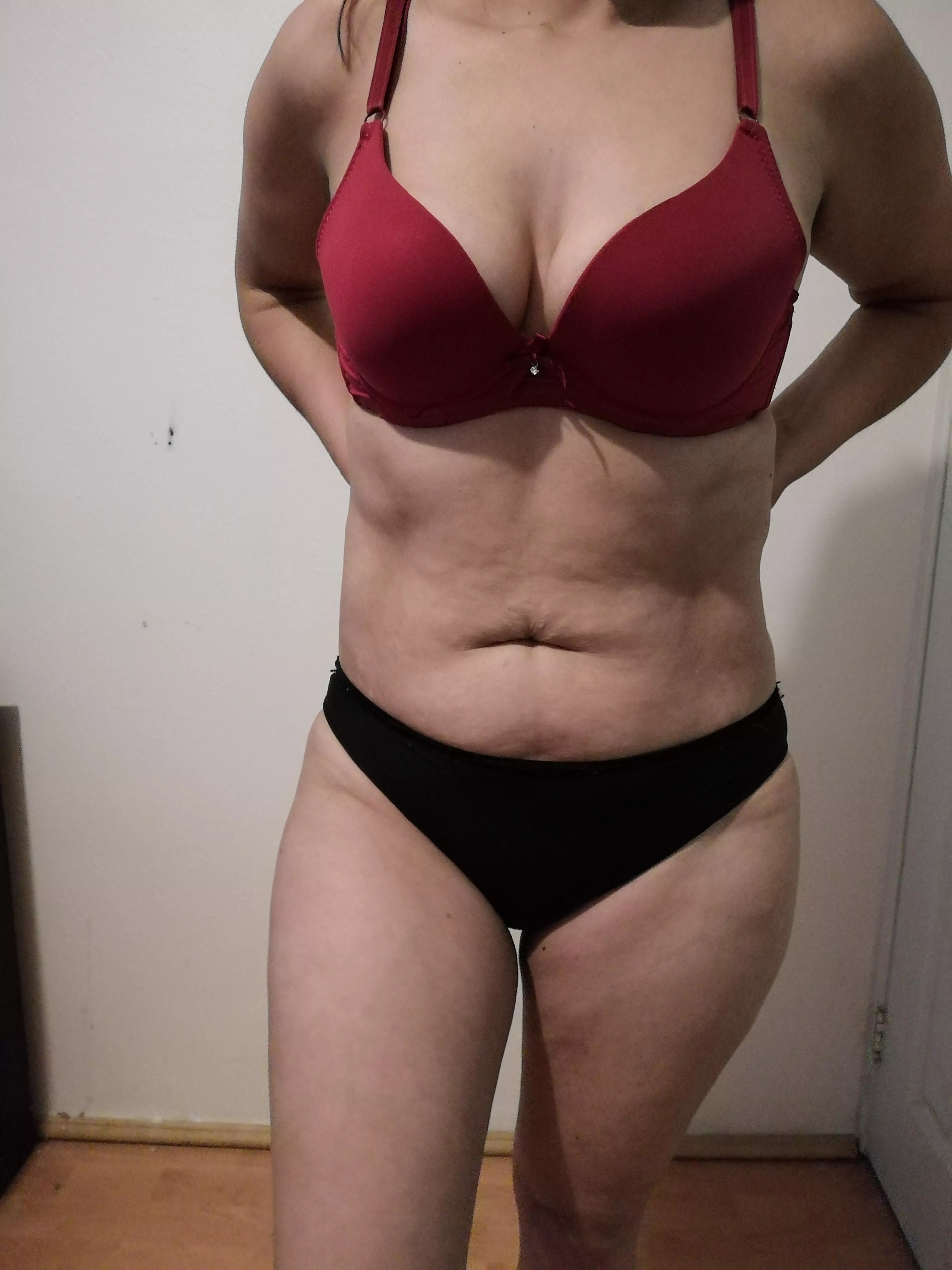 undress this 34 yo mombod