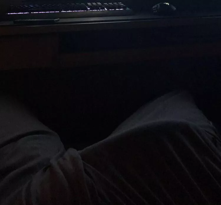 Upvote if you wanna rub it through my sweatpants for me ☺️