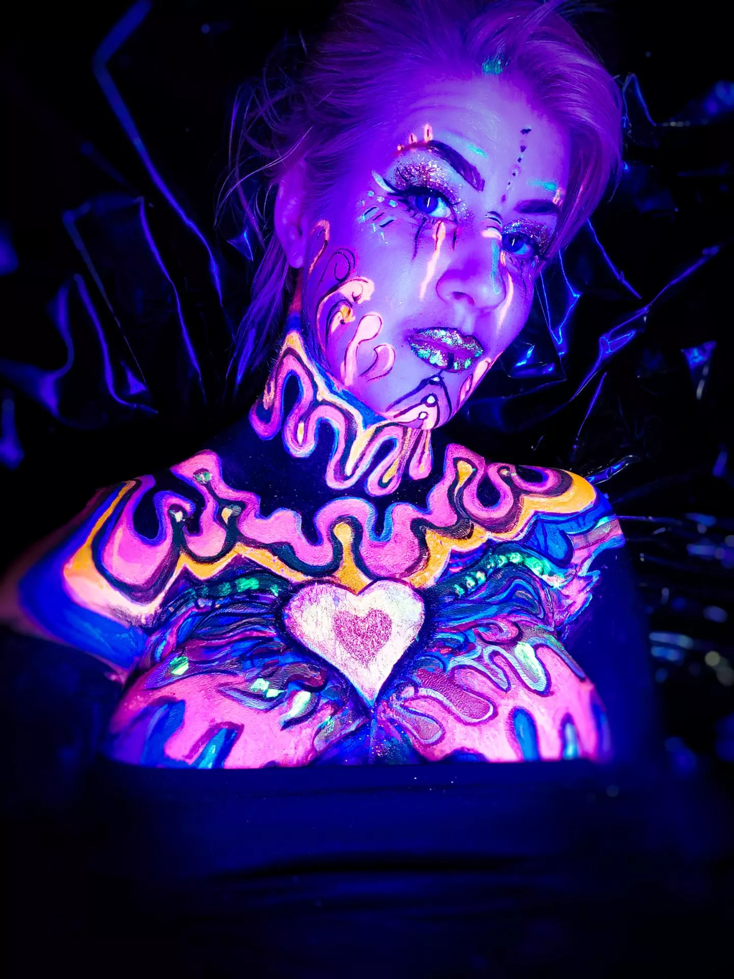 UV-reactive bodypaint😍 I think this is so far the best bodypaint I've made🥳