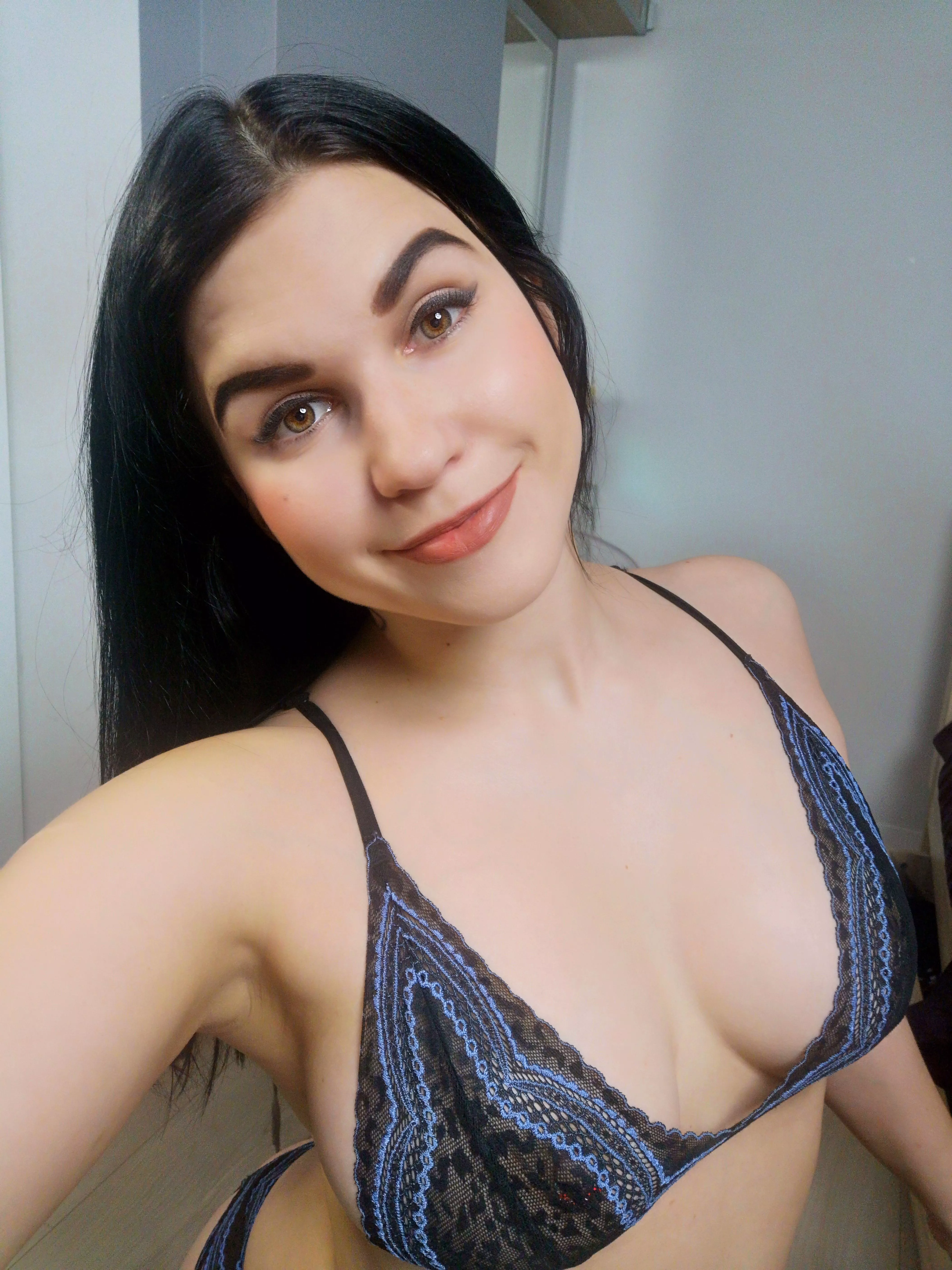 Waiting for you here 😍: https://m.chaturbate.com/tiny_hat/
