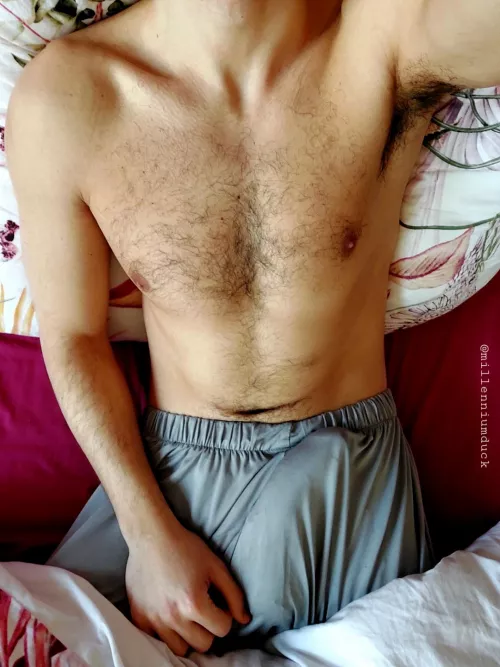 Waking up next to me.. what would you do? 😈