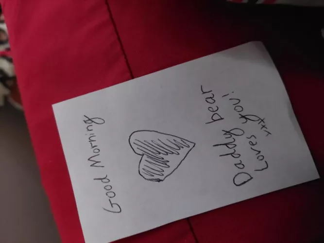 waking up to this + my favourite chocolate! Best daddy 💖💖