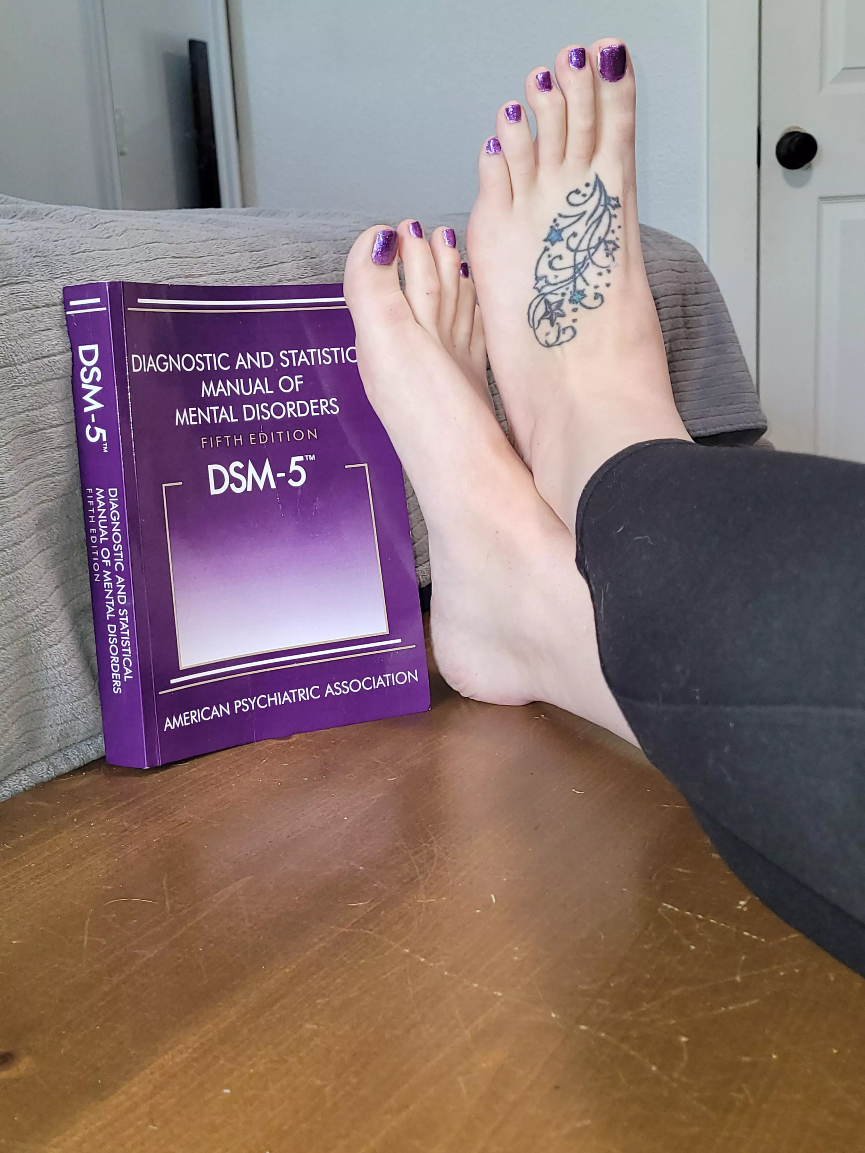 Wanna come lick my super long feet while I study? who knows 🤷‍♀️ maybe I can diagnose you 😈😉