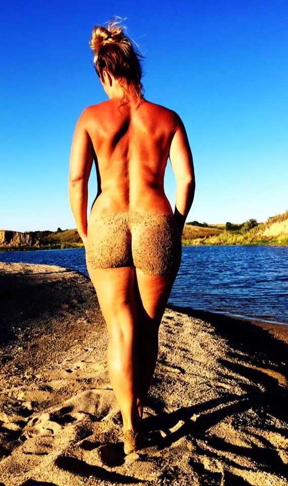Wanna get naked and fuck me on the beach? Wanna get naked and fuck me on the beach?