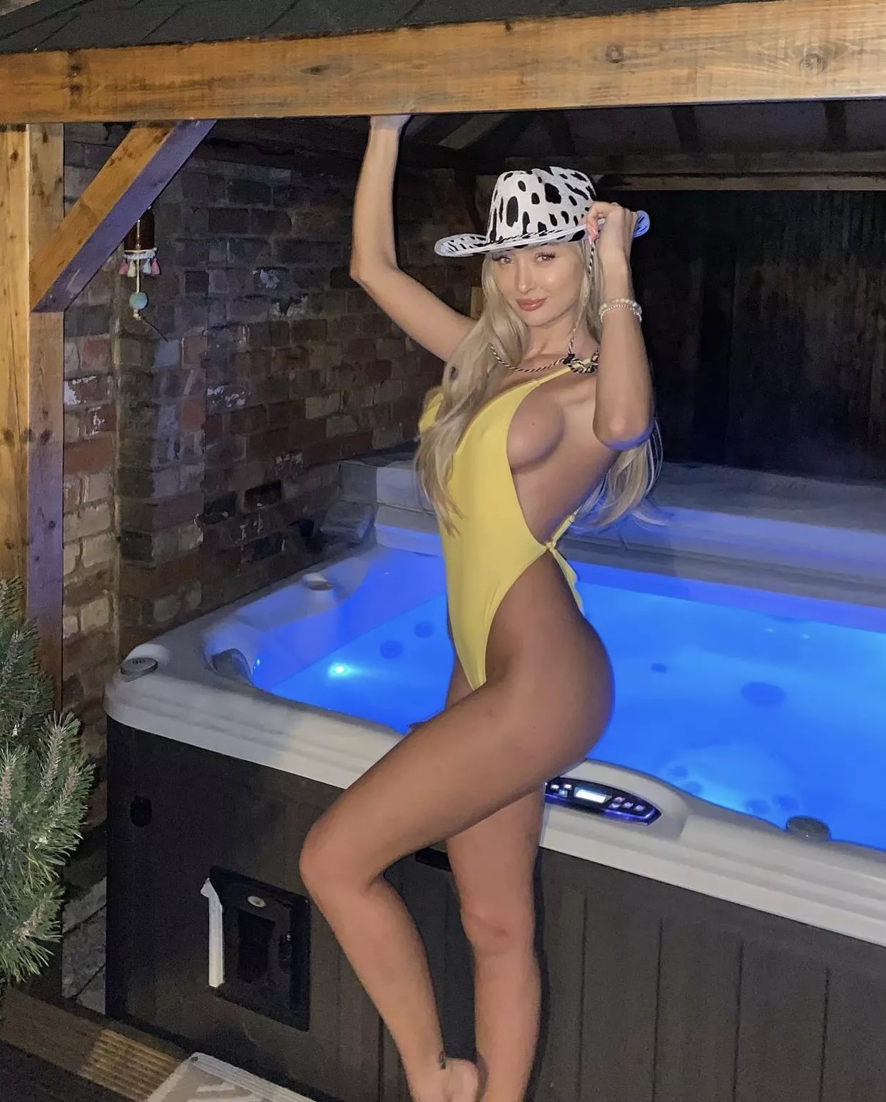 Wanna join me in this hot tub baby 😏