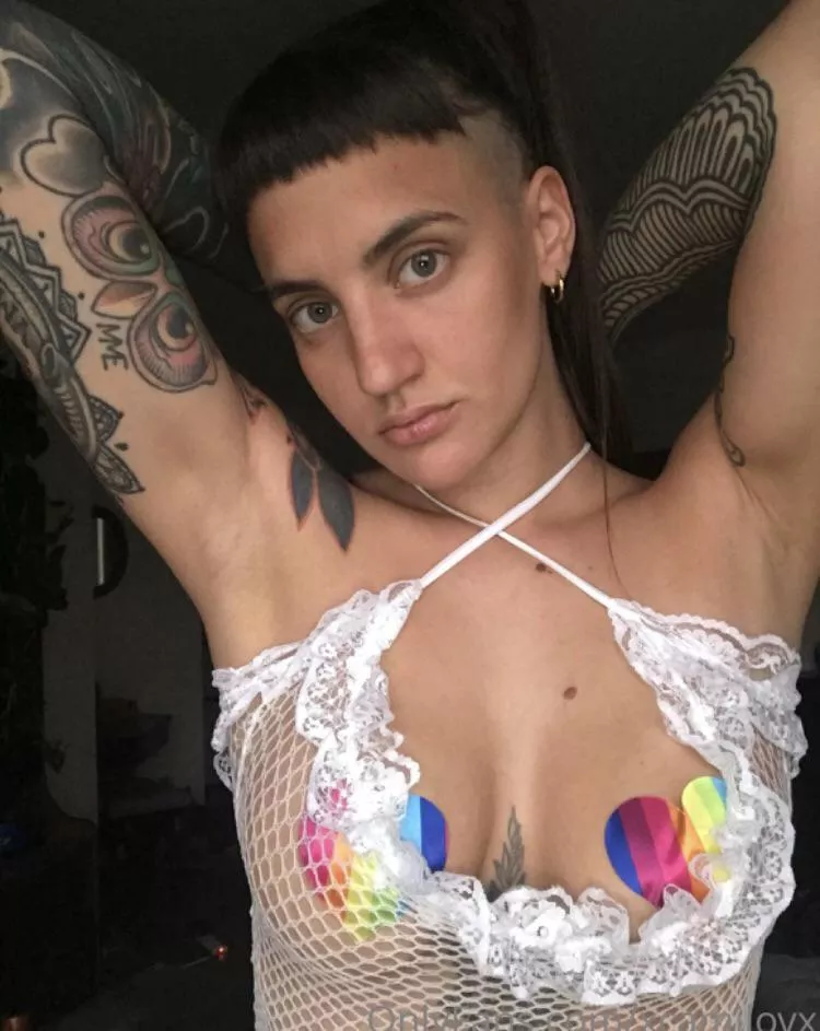 Wanna taste my adorable armpits ? 😋