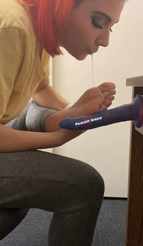 Wanna watch me spit on my feet and give a footjob to this dildo? 😈